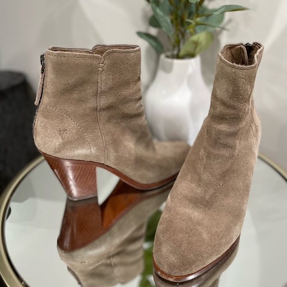 ✨FRYE WOMENS TAN SUEDE BOOTIE•SIZE 7✨ - Picture 8 of 10